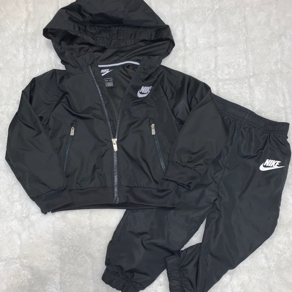 Nike wind breaker set